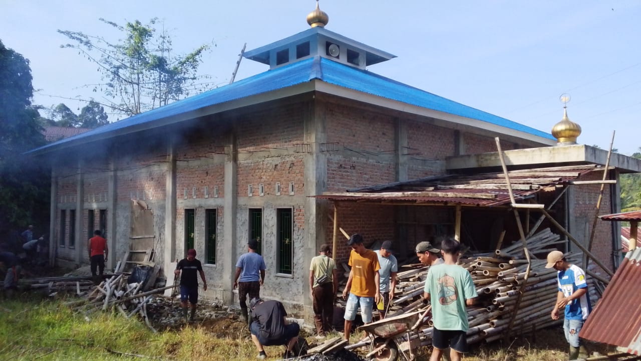 Kegiatan Gotong Royong Masyarakat Desa Bioa Putiak sekaligus mempererat tali persaudaraan di lingkungan bermasyarakat.