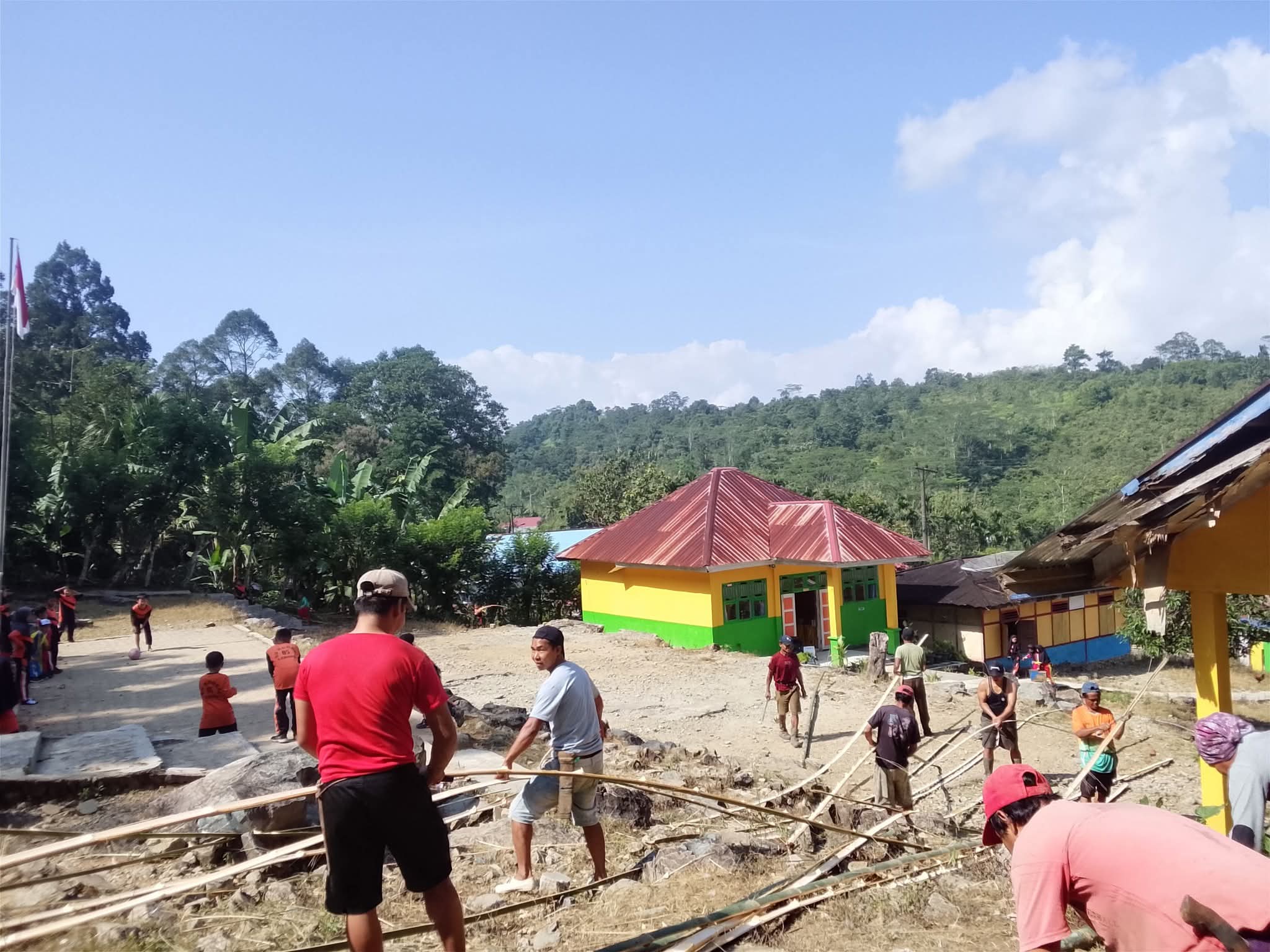 Pemdes Bersama Wali Murid Gotong Royong Bersama Lakukan Kebersihan Sekolah.